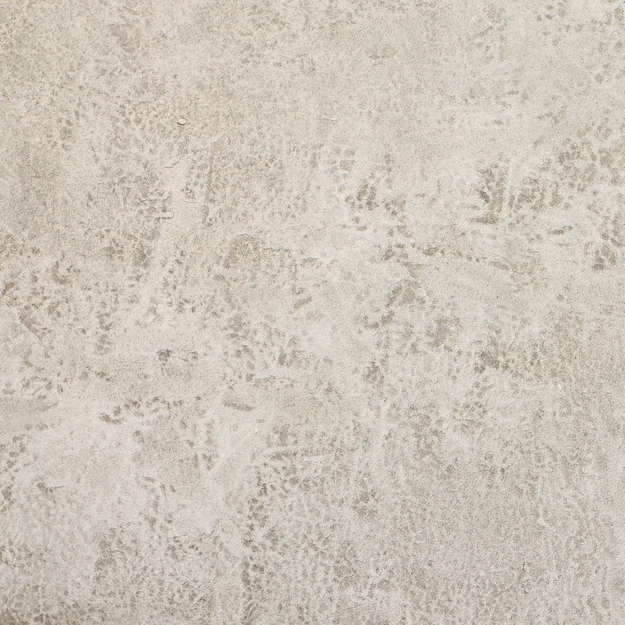 Travertino Trend – Coarse travertine microcement with strong linear chiaroscuro.